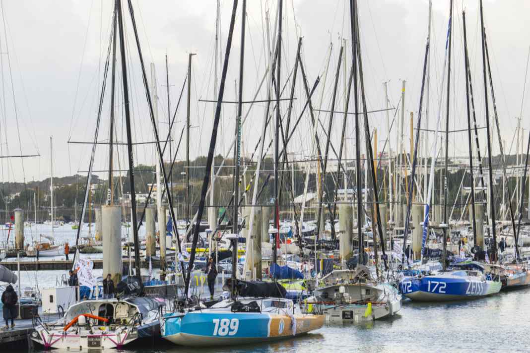 La flotte des Class 40 se protège de la tempête qui s'annonce dans le port de Lorient, La Base. Ici, on peut voir à l'avant le "Sign for Com" allemand de Lennart Burke et Melwin Fink.