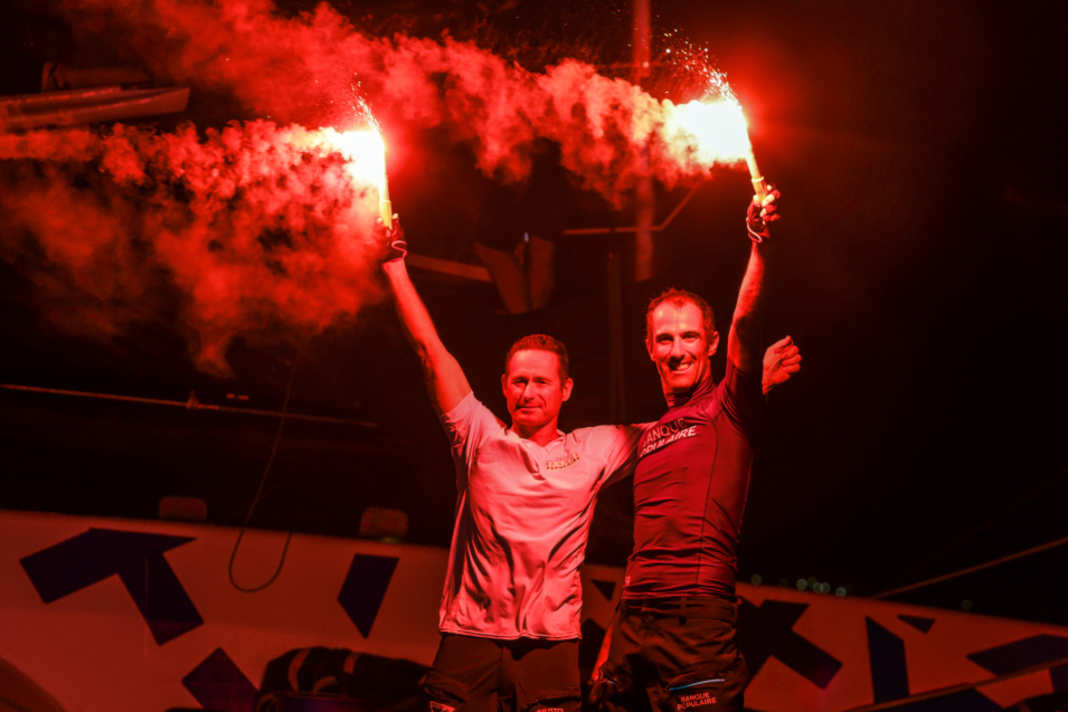 Mit rotem Leuchtfeuer feiern Armel Le Cléac'h und Sébastien Josse ihren Triumph im Transat Jacques Vabre