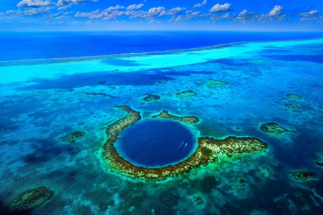 Das Great Blue Hole in Belize ist fast 125 Meter tief. Etwas für erfahrene Taucher