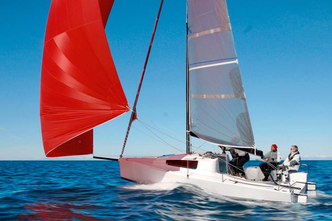 Beneteau First 24. Vielseitiges Crossover-Boot, das sich zum Regattasegeln genauso gut eignet wie zum Touren mit der kleinen Familie und zum Trailern. Die Alleskönnerin wird von Sea­scape in Slowenien gebaut. Rumpflänge 7,30 m; Breite 2,50 m; Gewicht 1,0 t; ab 65.450 Euro