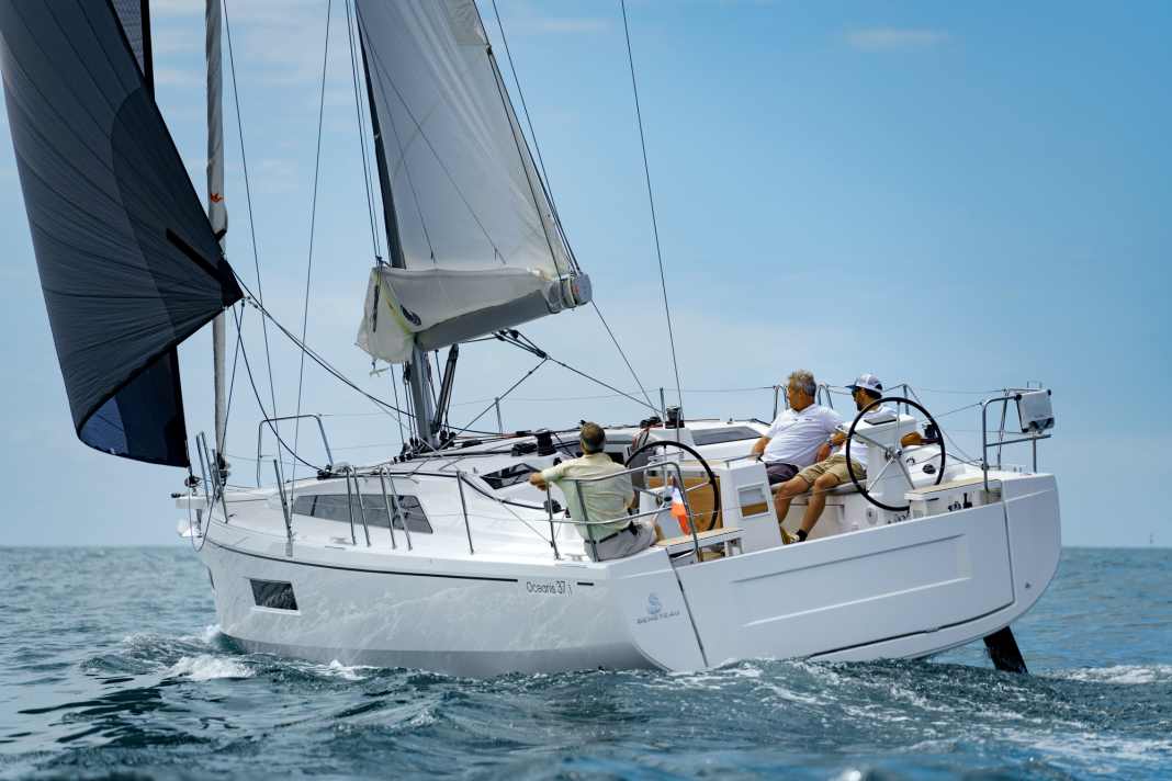 Schnörkelloser Standard: breites Heck, viele und große Fenster sowie ein geräumiges Cockpit. Das Boot ist konsequent auf ein Thema abgestimmt: Cruising