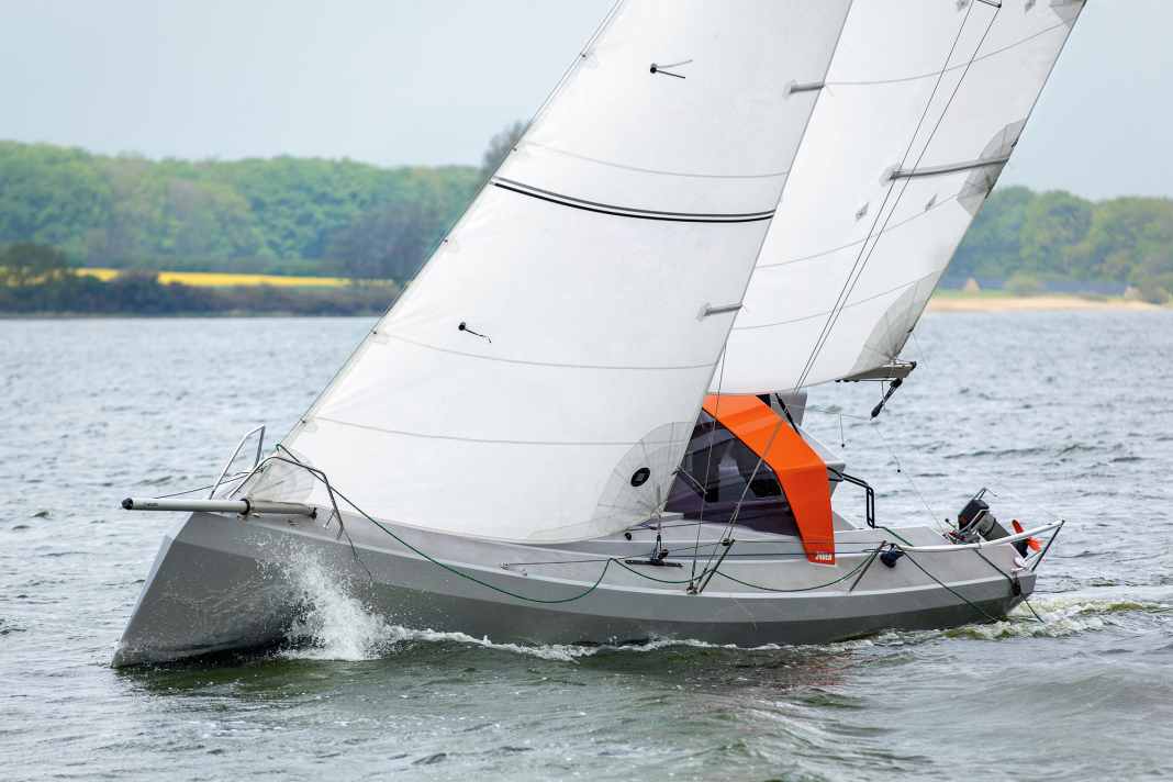 Features: fixed canopy, slopes and edges, wave piercer bow. Many components were still being trialled