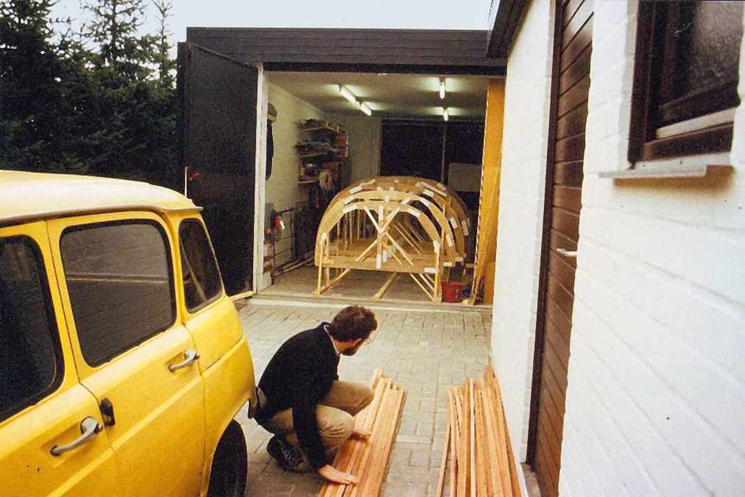 Selbstbau: Das Gerüst steht, die Planken liegen bereit, der R4 muss raus. Der Selbstbau entsteht  in der Garage, fürs Haus bleibt keine Zeit