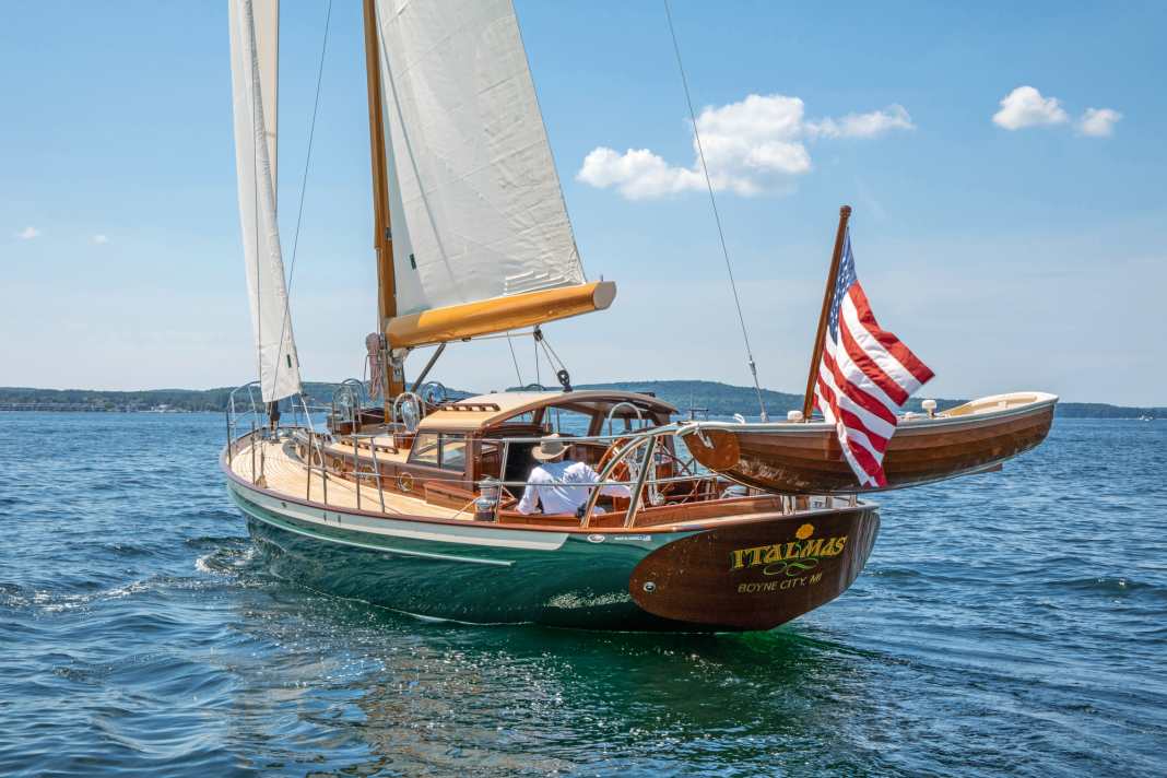Many things are different on the "Italmas": veneered carbon fibre boom, clinkered dinghy on davits, a natural lacquered heart stern and plenty of deck space