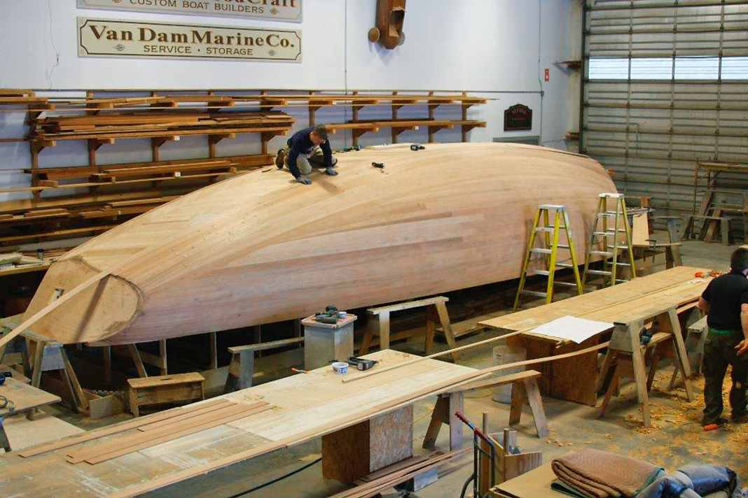La coque a été réalisée à partir de cinq couches de bois différentes sur un modèle positif.