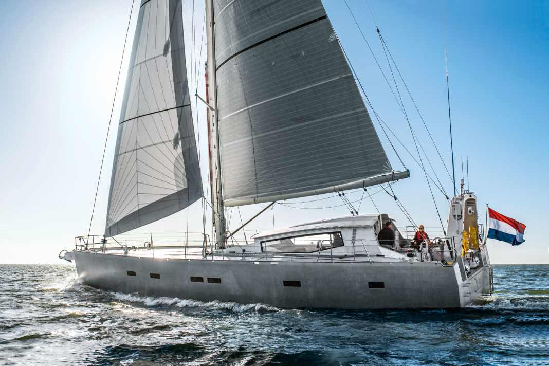 Imposant : un franc-bord imposant et un rouf original. Et à l'intérieur, beaucoup de choses passionnantes