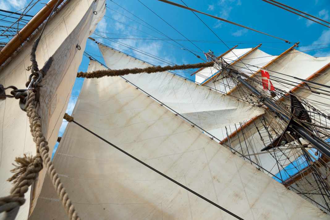Vue du gréement : le "Roald" est un brick. Le mât de misaine et le mât de grand-voile sont donc gréés en cadre, et des voiles d'étai sont placées entre les deux.