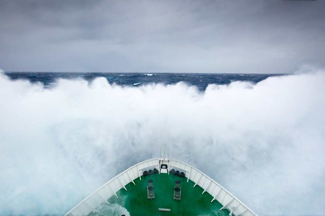 Ein Schiff kracht im Southern Ocean auf eine gewaltige Welle