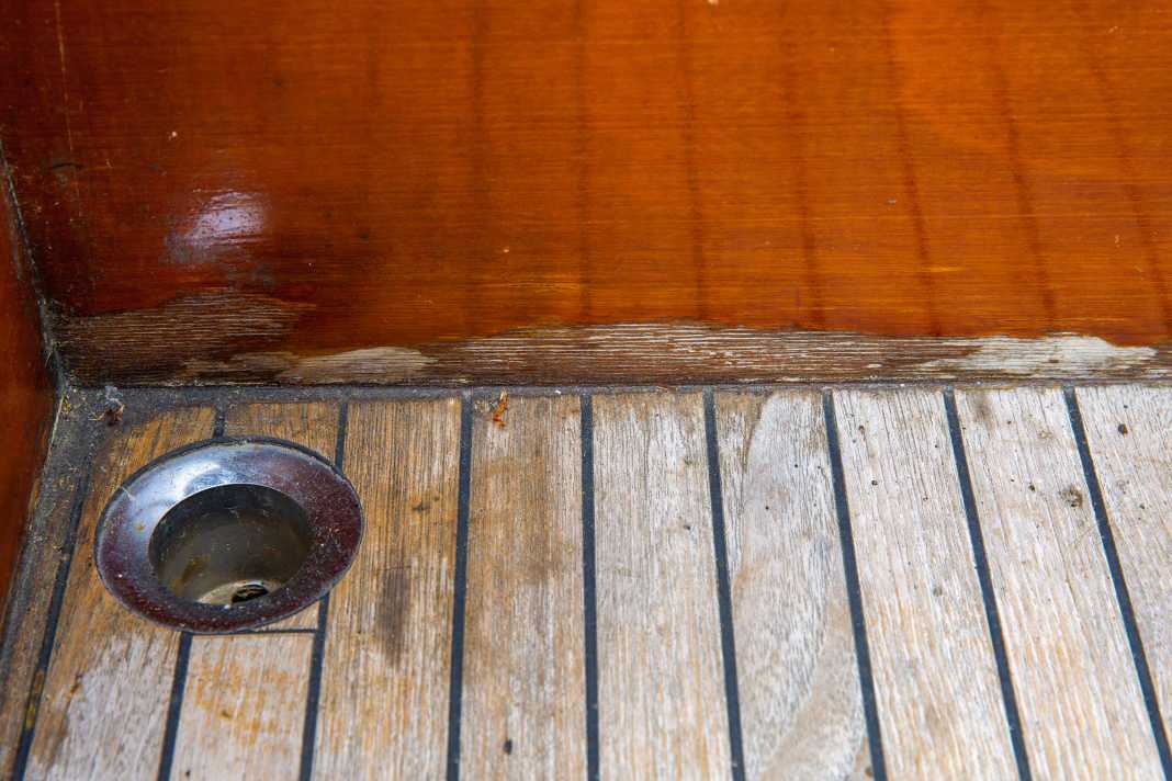 La maggior parte delle superfici lignee dipinte era in ottime condizioni. Dopo 32 anni, tuttavia, in alcuni punti si sono verificati danni minori. Nel pozzetto, sembra esserci più acqua nella zona degli scarichi, che ha attaccato la vernice trasparente.