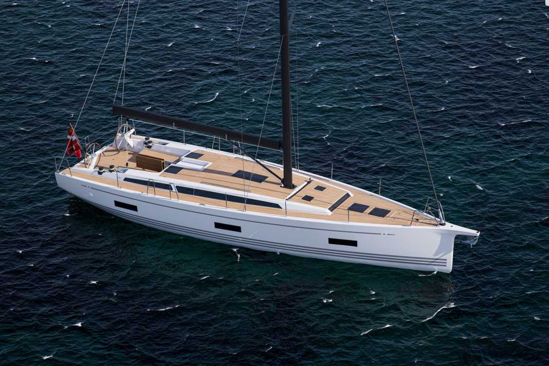 Unverkennbar X-Yachts: gestreckte Linien, langer und flacher Kajütaufbau, gefällige Optik