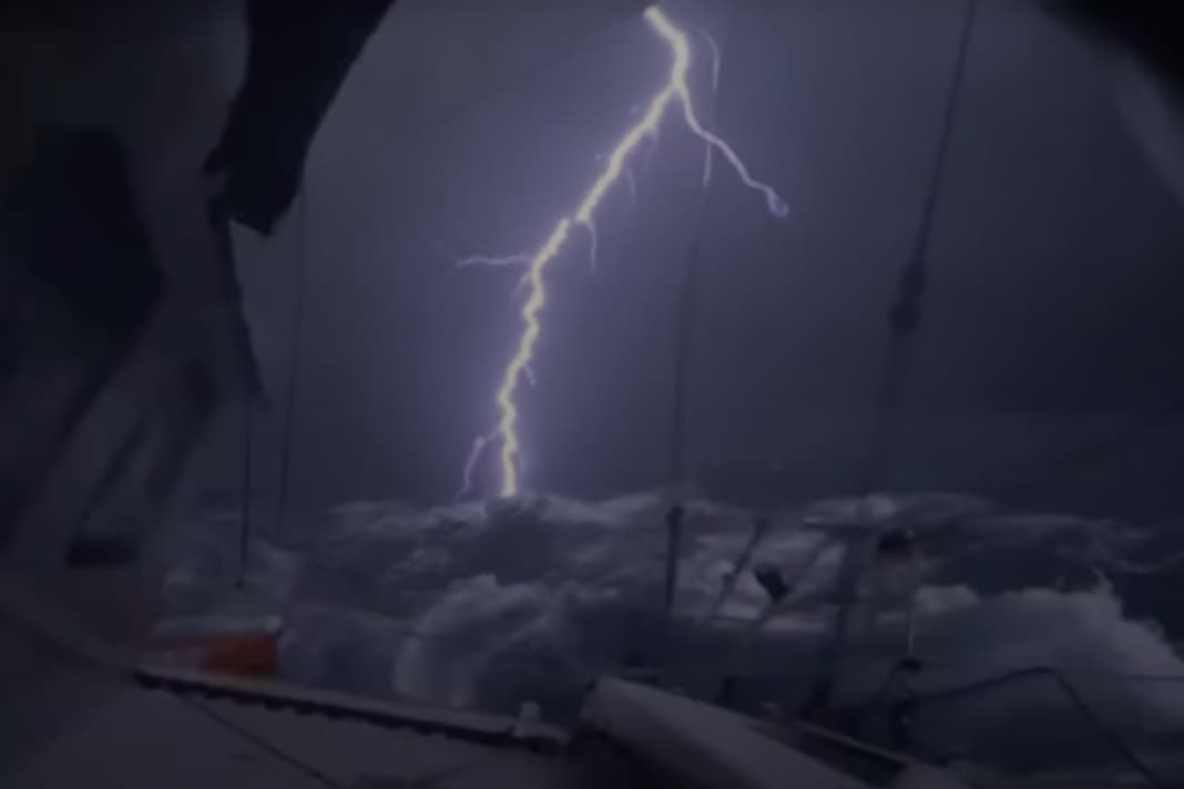 Gespenstisch war die Szenerie in stürmischem Regen und Gewitter für Boris Herrmann in der Nacht vom 6. auf den 7. Januar, als ein Blitz in der Nähe der "Malizia – Seaexplorer" einschlug.