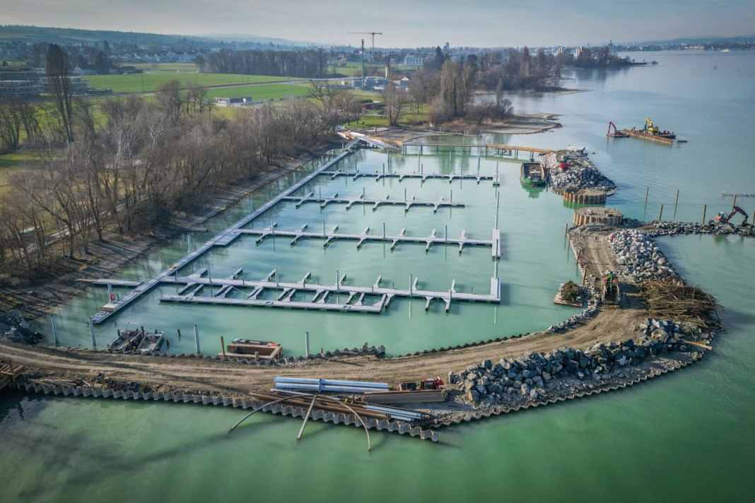 Les 185 places d'amarrage sont réparties sur cinq pontons.