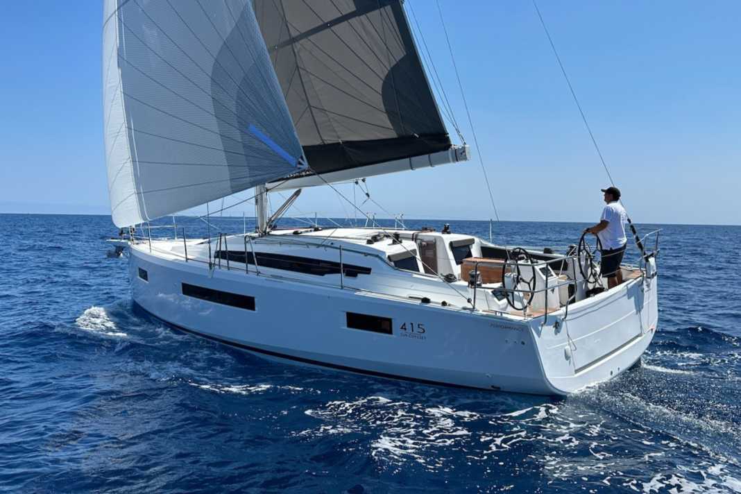 Die hart abgesetzten Chines, die langen Rumpffenster und der langgezogene Kajütaufbau bestimmen das Erscheinungsbild.