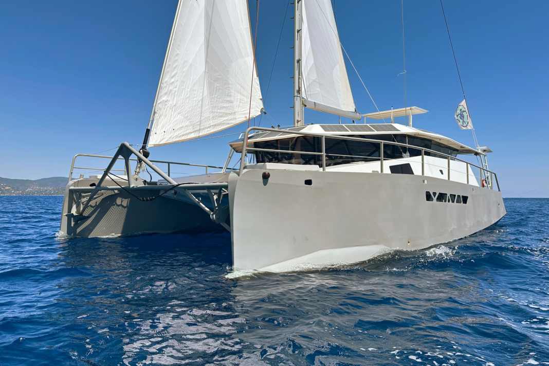Une pièce unique flottante. Des réservoirs de lest d'eau sont installés dans les coques en aluminium pour compenser la position flottante du cata.