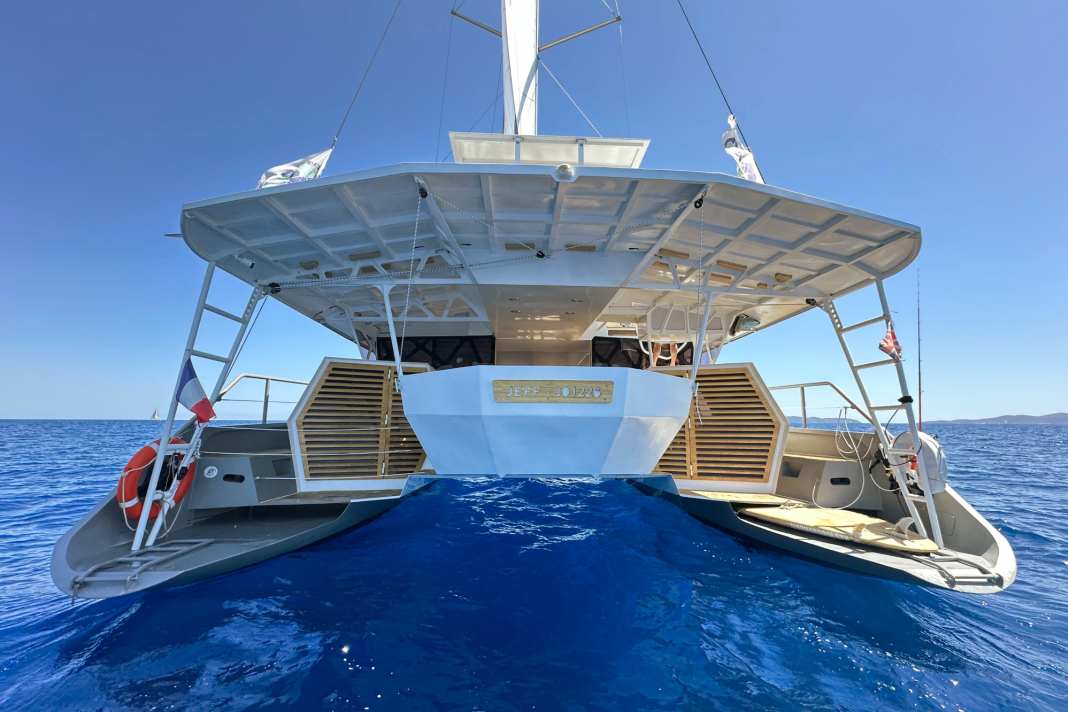 The Tortue 147 departs from traditional patterns. The huge roof spans the entire living area aft, right over the hulls.