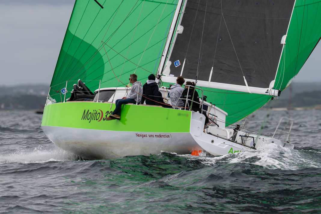 Clear edge. The striking chine in the hull defines the transition from the freeboard to the flat underwater hull.