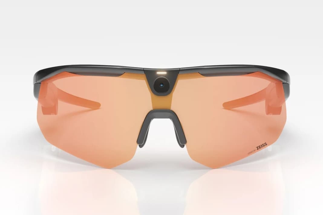 Die Actionbrille BleeqUp Ranger hat eine Kamera mittig im Rahmen.