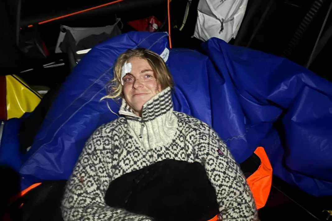 Mit Gehirnerschütterung und Platzwunde am Sonntagabend in möglichst ruhiger Lage an Bord von "Malizia – Seaexploer": Rosalin Kuiper nach ihrem schweren Sturz aus der Koje