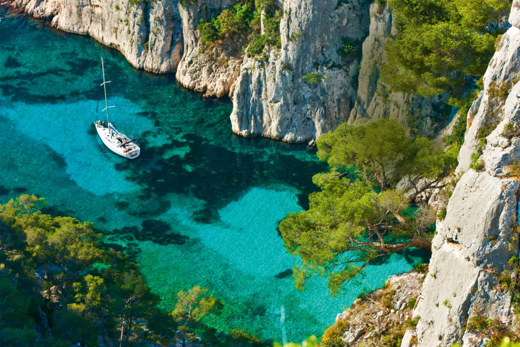We present ten cruising destinations with a very special flair! Here you can see the Calanques National Park near Marseille