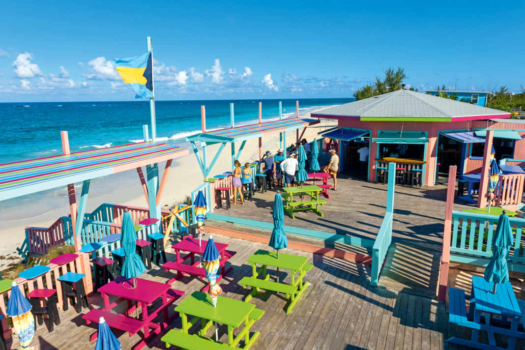 Mentre si gusta un cocktail sulla veranda del "Nipper's Beach Bar" di Great Guana Cay, la vista spazia sull'Oceano Atlantico