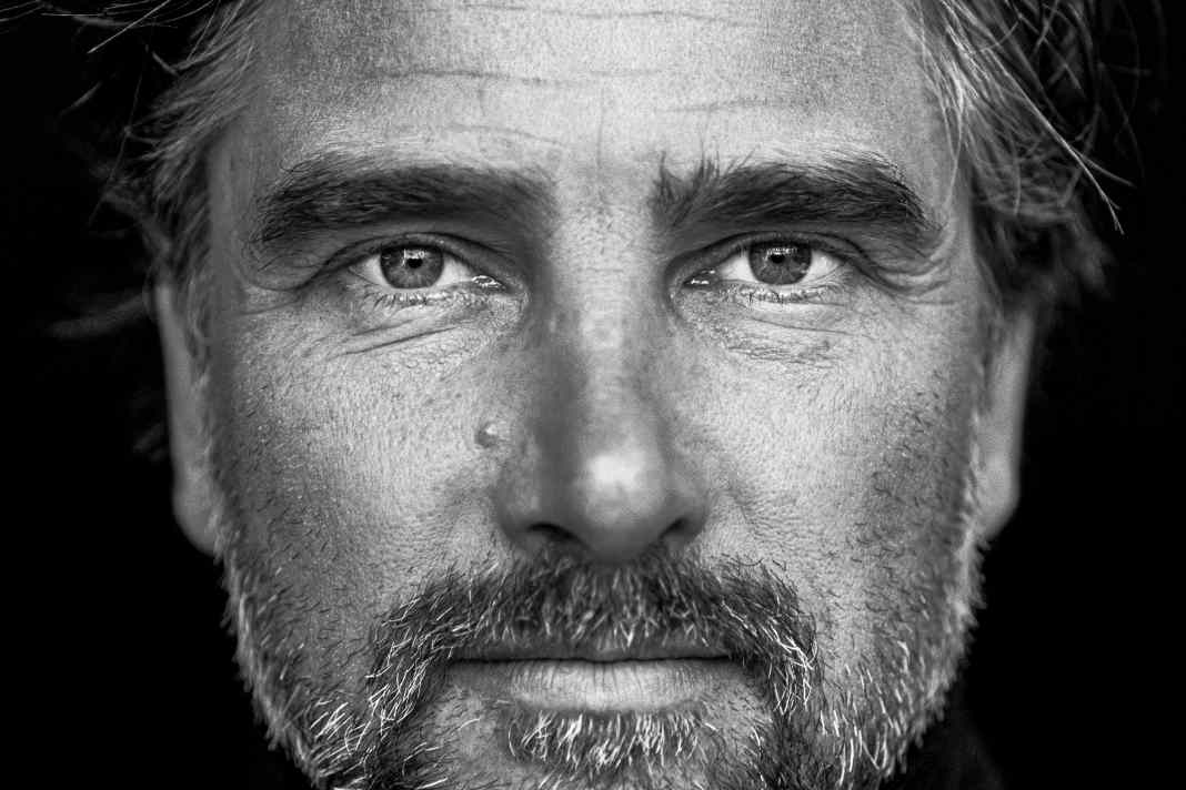 Das intensive Portrait vom sechsmaligen Weltumsegler fotografierte Erwin Lanzensberger.