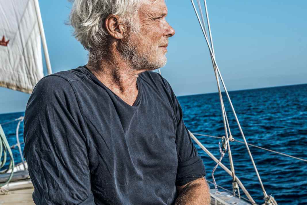 Marc Bielefeld, 56, auf seinem Schiff. Er geht auf eine Reise voller Ent­deckungen und Be­geg­nungen