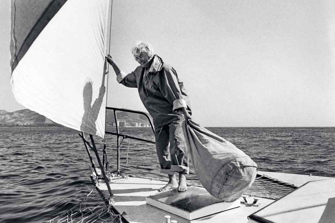 Sail changes on the trimaran took place in a hurry because the ship quickly ran out of control without an autopilot