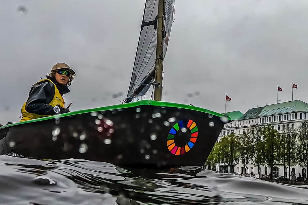 Der erste Regatta-Auftritt für den Eco-Opti von Khulula fand auf der Hamburger Binnenalster statt