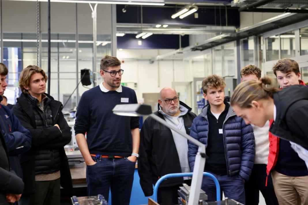 Beim Finale des Talentwettbewerbs mussten die Bewerber ihr Können vielseitig unter Beweis stellen und sich selbst in Gesprächen mit den Jury-Mitglieder präsentieren. Der spätere Sieger Tom Wehde ist rechts im Bild zu sehen.