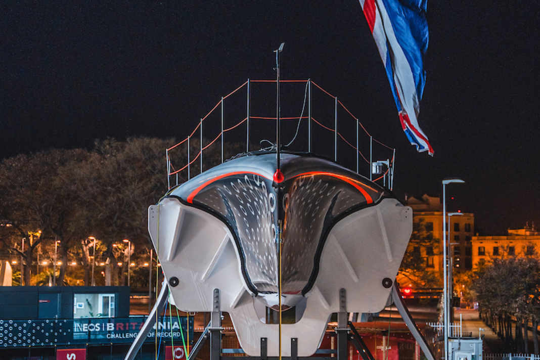 Mit Union Jack vor der Kulisse Barcelonas: Die britische "RB3" wird erstmals öffentlich gezeigt