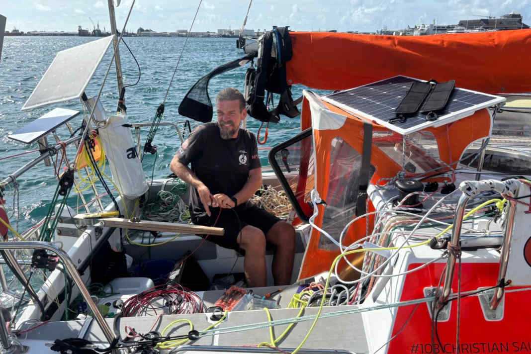 Christian Sauer feilt in Papeete, Tahiti, an seiner "Argo", während er auf die Ergebnisse seiner Untersuchungen wartet.