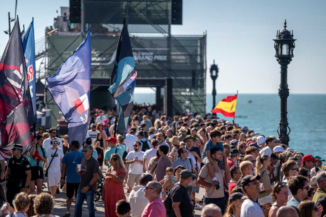 Spaniens Segelfans sorgen für eine imposante Kulisse in Cádiz.