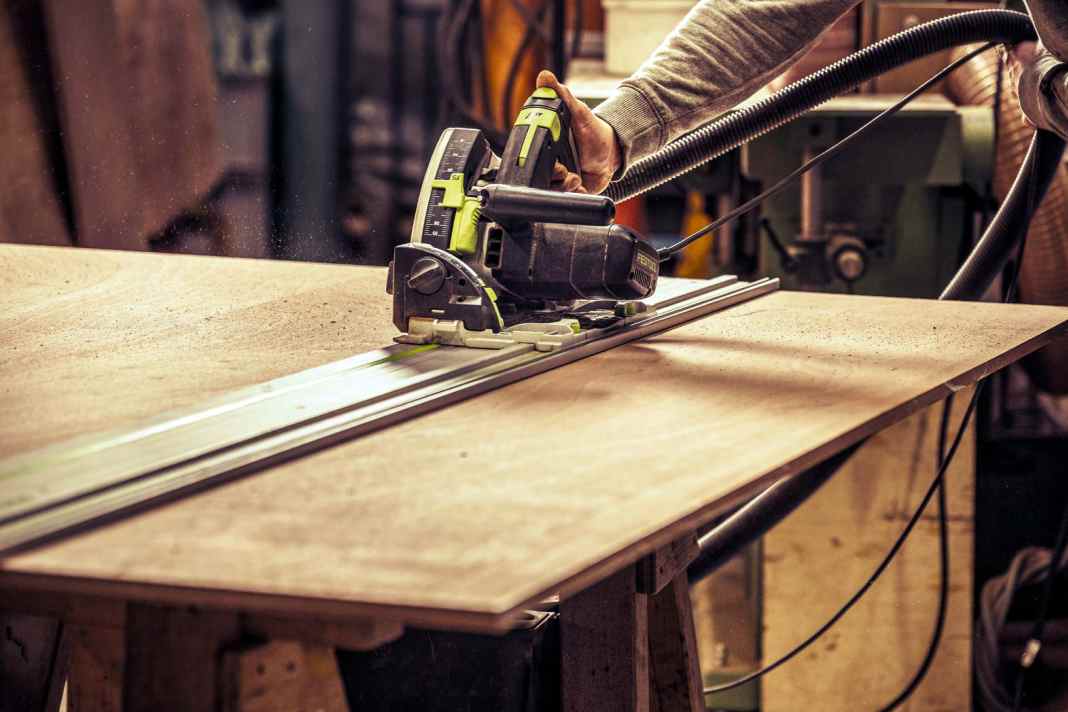 The new rudder blade is glued from three layers of 15 mm sapele peeled veneer marine plywood. These are cut to oversize using a hand-held circular saw