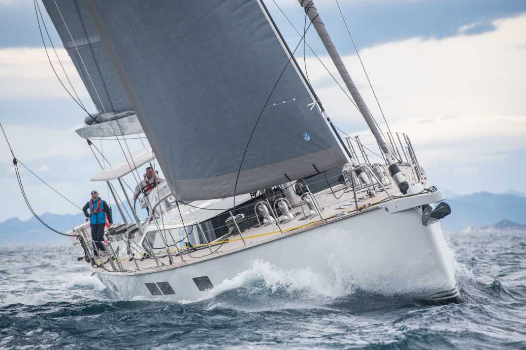 Imposant: Die Scheibenpartie im Deckshaus lässt die Yacht fast ein wenig böse dreinschauen