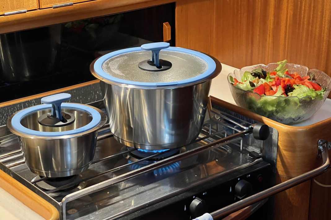 Die Töpfe gibt es in fünf Größen, sie passen gut auf die an Bord üblichen Gasherde.