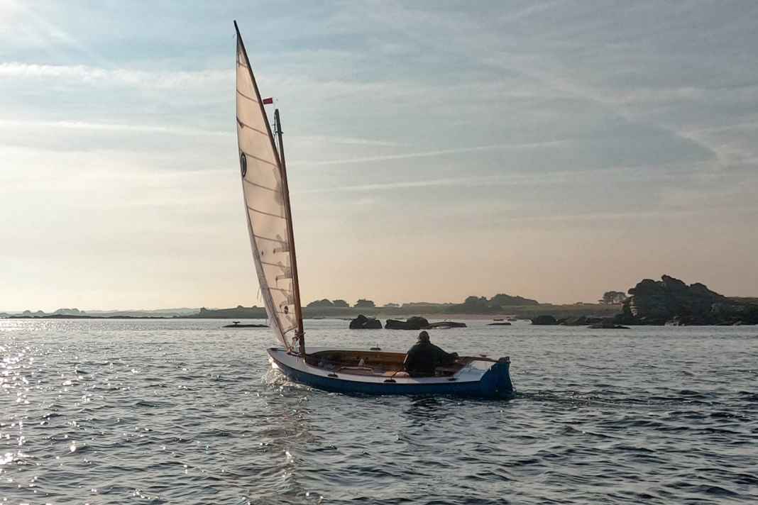 The Creizic is a self-build daysailer for sailing, rowing and camping