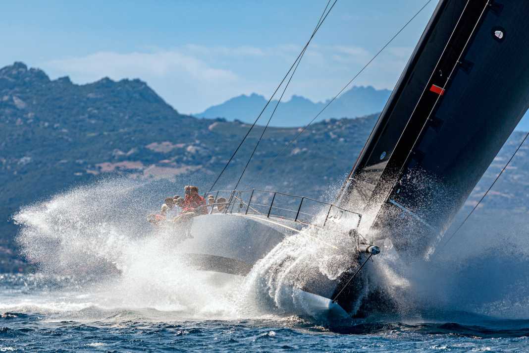 Schiere Power. Reaching ist die Paradedisziplin der Club­Swan 80. 25 Knoten Speed und mehr sind leicht möglich