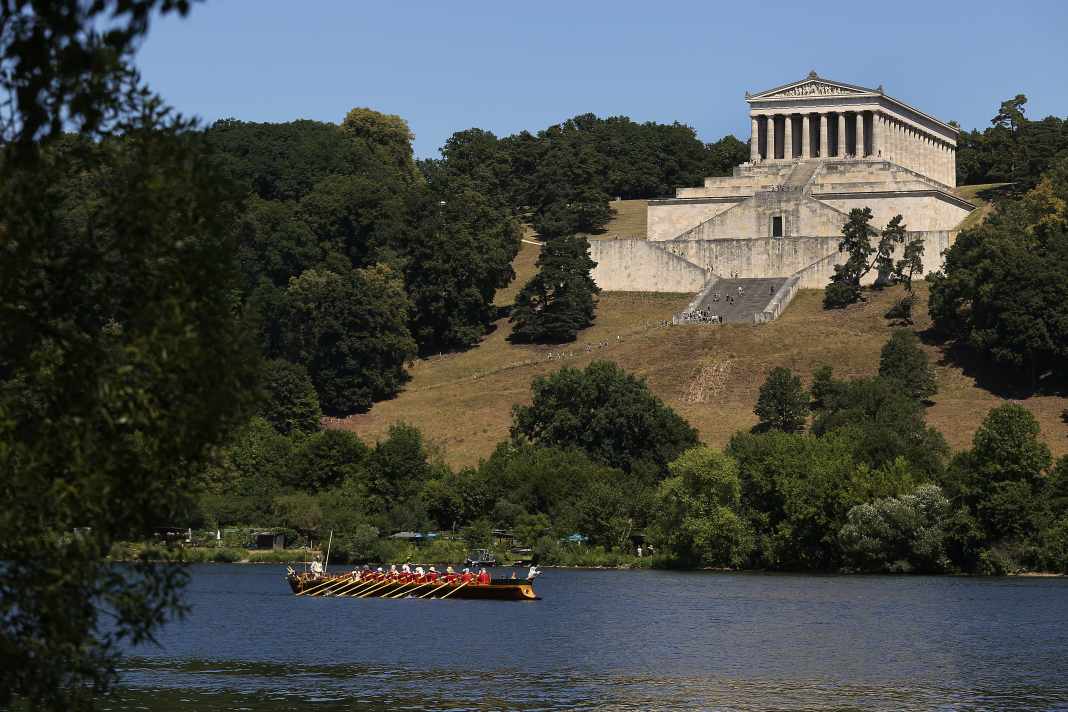 Das nachgebaute römische Patrouillenboot "Fridericiana Alexandrina Navis" fährt auf der Reise ins schwarze Meer vorbei an der Walhalla nahe Regensburg.