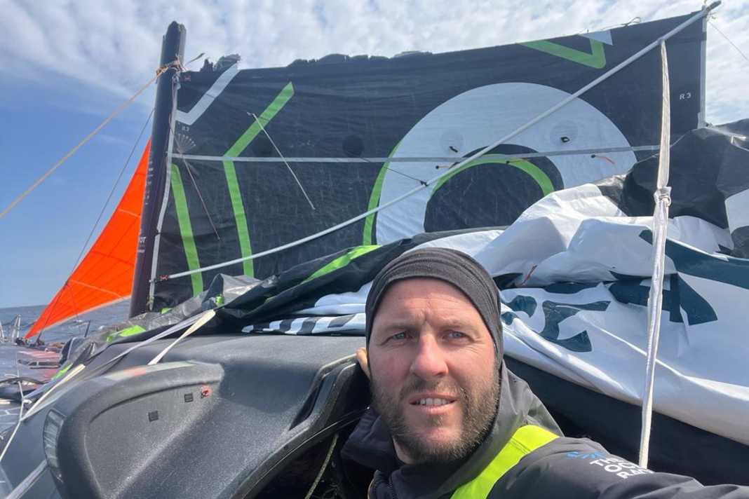 "Guyot"-Co-Skipper Robert Stanjek vor dem Notrigg mit Sprietsegel und Sturmfock