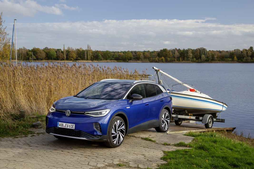 Der Volkswagen ID.4 1ST im Gespann mit einem kleinen Segelboot