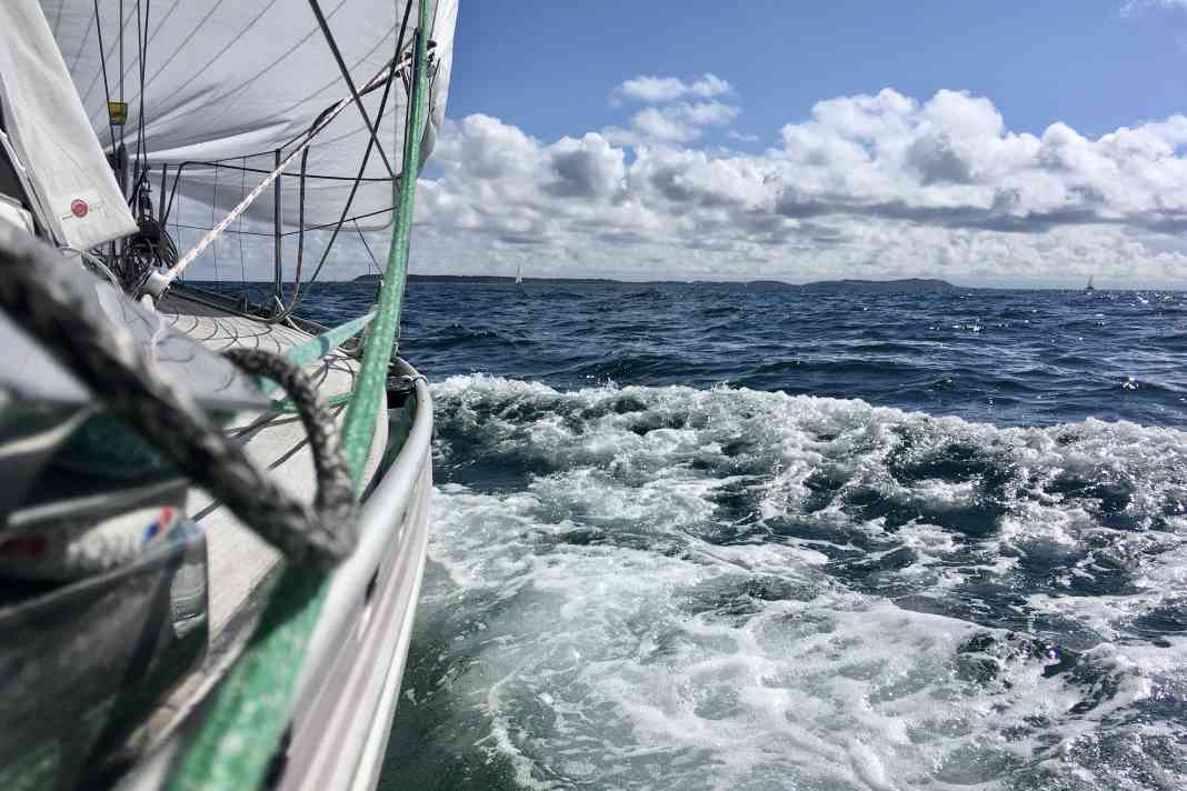 Registering as a DSV cruising sailor offers numerous advantages, such as detailed cruising advice
