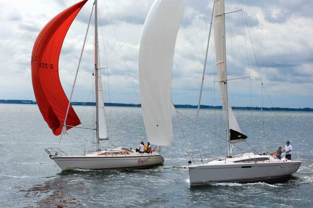 Forti contrasti: Spinnaker, bordo libero piatto e scafo IOR contro gennaker, molto volume e orientamento ORC del nuovo Dehler.