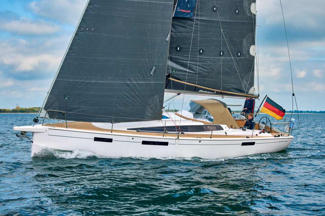 Larger windows and a fixed bowsprit characterise the SQ version at first glance