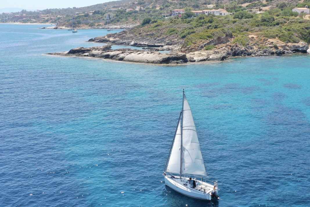 Mittelmeer-Feeling: Luca Jehle gleitet mit seiner „Parsec“ entlang der Küste von Kefalonia