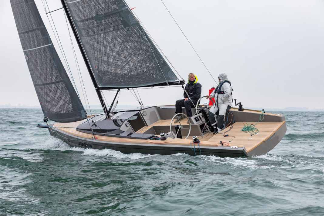 Beautiful, but not perfect. Powerful lines with a negative deck jump and vertical stem. However, the halyard cover is mirror-smooth, the running deck narrow