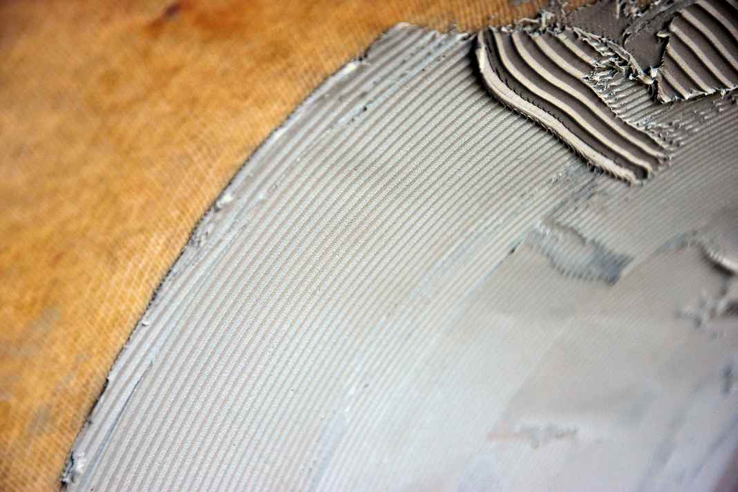 1. Um Unebenheiten auszugleichen, wird das Laminat mit einer leichten Epoxid-Spach­telmasse überzogen