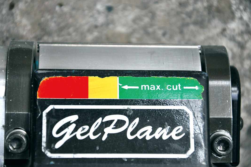 1. the GelPlane only planes on half the surface. The cutting depth is set on the right-hand jaw, the left-hand jaw lies flat