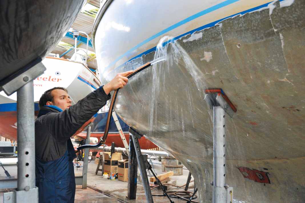 1. Damit die Säure nicht versiegelt wird, sondern aus dem Laminat kommt, den Rumpf einige Male mit Wasser spülen