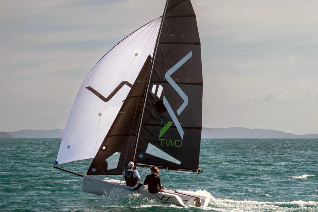 Ce poids plume offre une surface de voile généreuse. Une vitesse élevée et un plané précoce sont ainsi garantis.