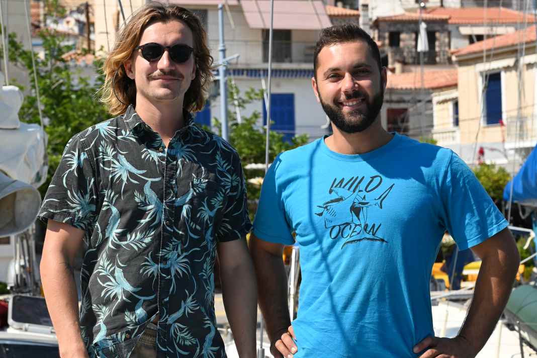 Vince und Tim stehen zufrieden auf ihrer "Arrya"